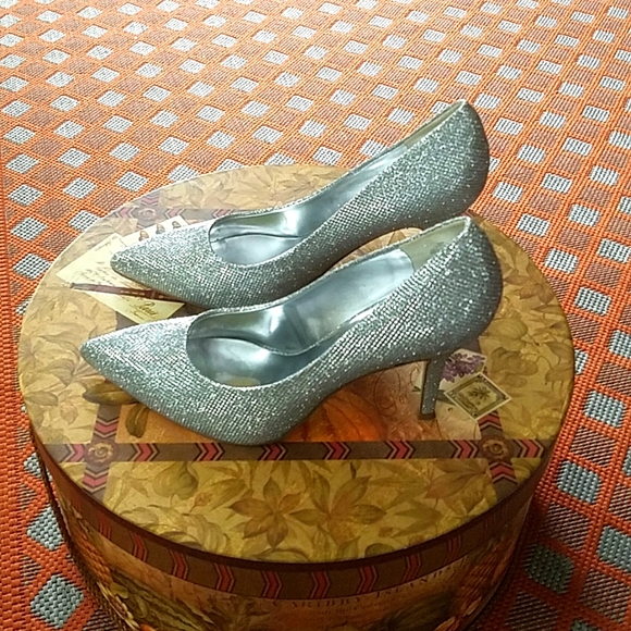 Shoes - Picture 2 of 4